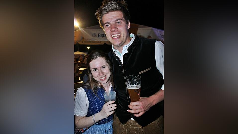 Auch am Freitag war super Stimmung am Ergoldinger Volksfest. Auch am Freitag war super Stimmung am Ergoldinger Volksfest.