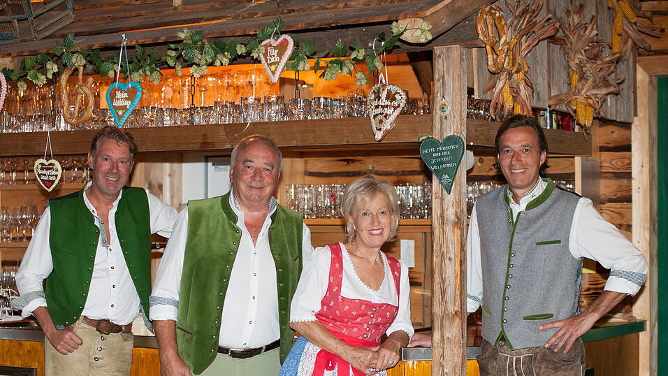 Klaus Greindl (rechts) ist seit 2013 als Festwirt dabei. Seine Familie (im Bild: Bruder Max und die Eltern Max und Margarethe, v.l.) betreibt auch ein Gasthaus in Degernbach und eine Metzgerei in Bogen. Er ist stolz darauf, der einzige Festwirt aus dem Landkreis und nicht der Stadt zu sein. Auf dem Festplatz sind die Greindls im historischen Bereich daheim. Bekannt ist das &bdquo;Zelt 7&ldquo; vor allem f&uuml;r seine Blasmusik, die von traditionell bis frech reicht. Generell will Greindl f&uuml;r Alt und Jung etwas bieten, Gem&uuml;tlichkeit wird bei ihm gro&szlig;geschrieben.