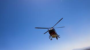 Ein Rettungshubschrauber fliegt den Vierjährigen mit Verätzungen in eine Klinik. (Symbolbild)