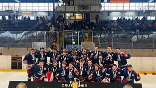 Das U15-Team des EV Landshut feiert den deutschen Meistertitel. 'Alle haben gemeinsam auf das Ziel hingearbeitet. Großen Respekt vor meiner Mannschaft', sagt Trainer Ewald Steiger.