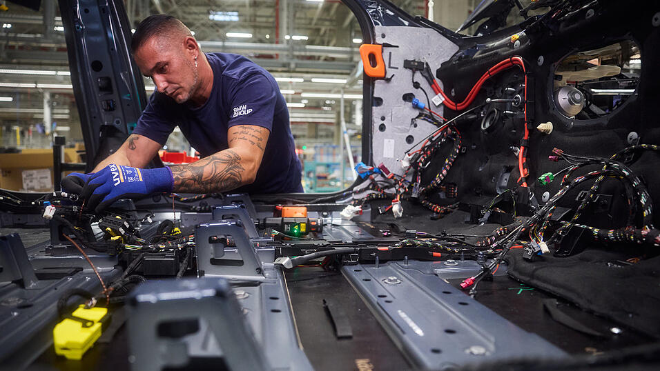 In der Montage finden alle Komponenten zusammen. Am Ende rollt ein fertiger BMW vom Band. In der Montage finden alle Komponenten zusammen. Am Ende rollt ein fertiger BMW vom Band.