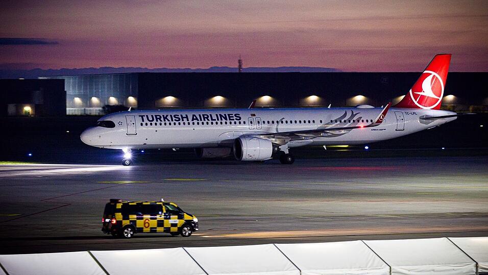 Ein Flugzeug rollt &uuml;ber das Flugfeld vom Flughafen Hannover-Langenhagen. Afghanen mit Aufnahmezusage sollen mit dem Linienflug ankommen sein.