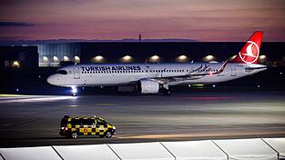 Ein Flugzeug rollt über das Flugfeld vom Flughafen Hannover-Langenhagen. Afghanen mit Aufnahmezusage sollen mit dem Linienflug ankommen sein.