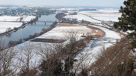 Blick vom Bogenberg auf die Donau samt Bogener Altwasserarm. Im Gegensatz zur Wasserstraße Donau ist der Altarm auf der Aufnahme zugefrofren. - Einst hatte der Fluss sehr viel mehr Bögen und verlegte auch immer mal wieder seinen Lauf. Blick vom Bogenberg auf die Donau samt Bogener Altwasserarm. Im Gegensatz zur Wasserstraße Donau ist der Altarm auf der Aufnahme zugefrofren. - Einst hatte der Fluss sehr viel mehr Bögen und verlegte auch immer mal wieder seinen Lauf.