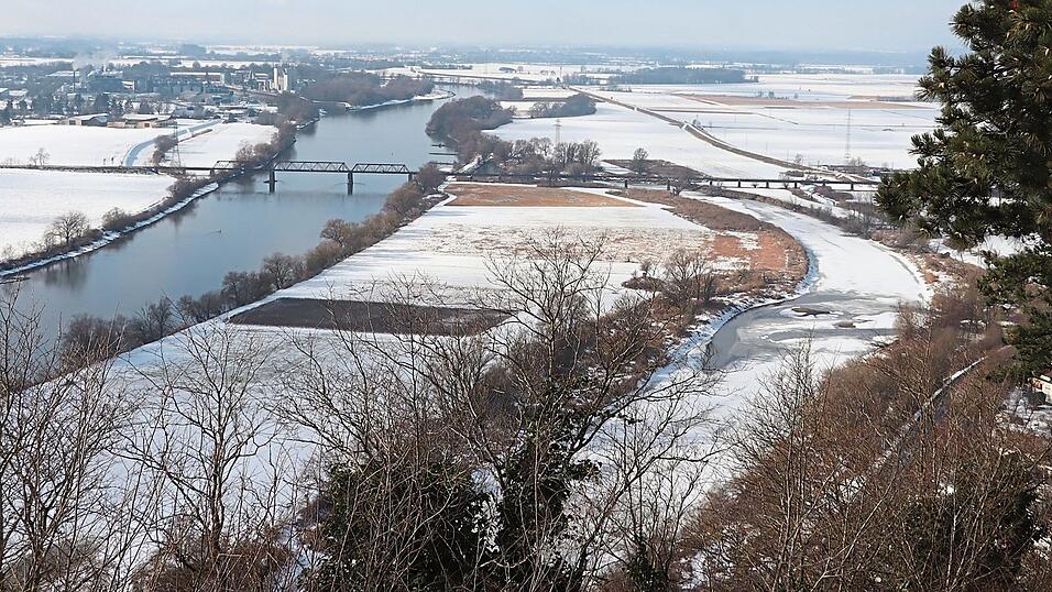 Blick vom Bogenberg auf die Donau samt Bogener Altwasserarm. Im Gegensatz zur Wasserstra&szlig;e Donau ist der Altarm auf der Aufnahme zugefrofren. - Einst hatte der Fluss sehr viel mehr B&ouml;gen und verlegte auch immer mal wieder seinen Lauf.