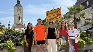 Gegen Rassismus und für Gleichbehandlung: (v. l.) Selina Haimerl, Oberbürgermeister Dr. Christian Moser, Ursula Keßler, Brigitte Wallstabe-Watermann und Monika Jung. Gegen Rassismus und für Gleichbehandlung: (v. l.) Selina Haimerl, Oberbürgermeister Dr. Christian Moser, Ursula Keßler, Brigitte Wallstabe-Watermann und Monika Jung.