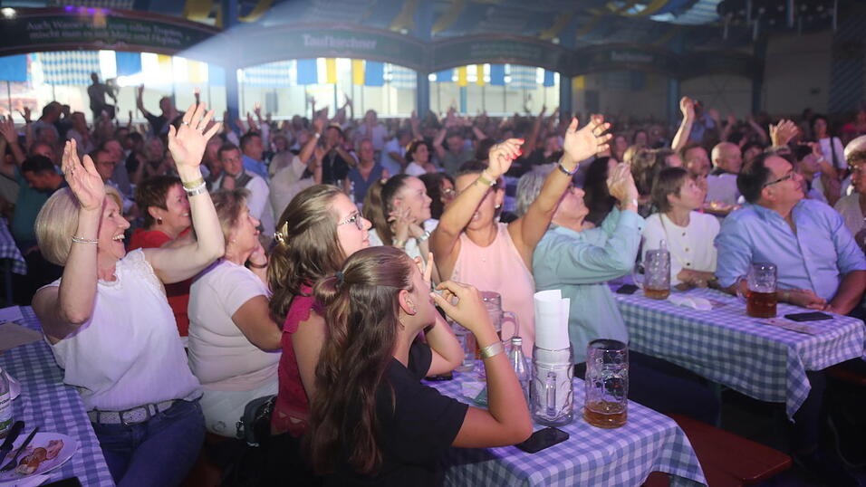 Das Publikum in der voll besetzten Taufkirchener Festhalle war begeistert.