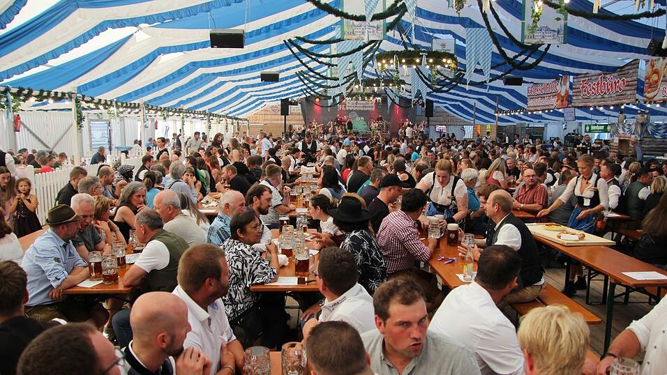 Das Rottenburger Volksfest findet immer am letzten Juni-Wochenende statt - der Termin soll bleiben, allerdings soll es nicht mehr bis Montag, sondern nur noch bis Sonntag dauern. Das Rottenburger Volksfest findet immer am letzten Juni-Wochenende statt - der Termin soll bleiben, allerdings soll es nicht mehr bis Montag, sondern nur noch bis Sonntag dauern.