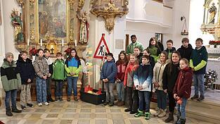 Pater Joseph mit den Blaibacher Firmkindern und der Collage