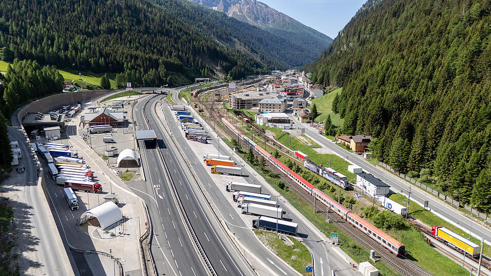 Wegen einer Demonstration auf der Brennerautobahn ist die wichtigsten Verkehrsverbindung zwischen Deutschland und Italien in beide Richtungen nahezu vollst&auml;ndig blockiert.