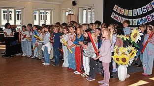 Fröhliche Lieder sang der Chor der Grundstufe zur Begrüßung. Fröhliche Lieder sang der Chor der Grundstufe zur Begrüßung.