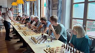 Ein Höhepunkt war die Simultanschach-Partie, bei der der Vereinsvorsitzende Josef Schuberg parallel gegen mehrere Gegner antrat.