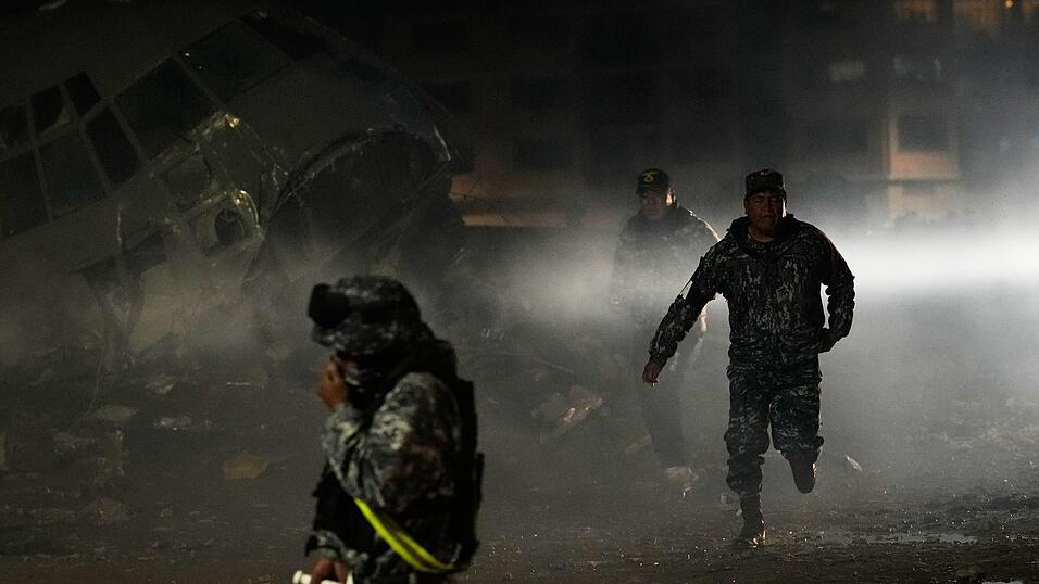 Am Unglücksort kommt es zu Plünderungsversuchen. Am Unglücksort kommt es zu Plünderungsversuchen.