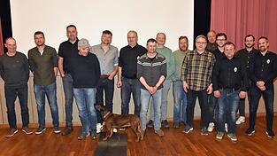 Die neu gew&auml;hlte Vorstandschaft der ebenfalls neu gebildeten WBV K&ouml;tzting-Hohenbogen w.V. mit (v.r.) Gesch&auml;ftsf&uuml;hrer Florian Weigl, F&ouml;rster S&ouml;ren Bernhardt, Vorsitzendem Reinhold Sauer und Gesch&auml;ftsf&uuml;hrer Max Lankes mit Beisitzern und Ausschussmitgliedern.