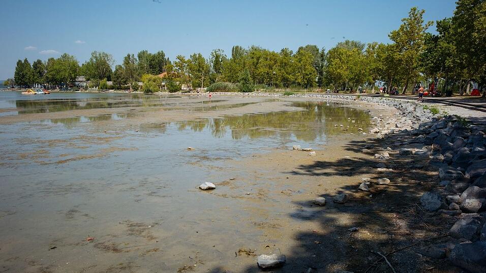 Der menschengemachte Klimawandel hat seinen Anteil an extremer Hitze und Trockenheit wie hier am ungarischen Plattensee. Der menschengemachte Klimawandel hat seinen Anteil an extremer Hitze und Trockenheit wie hier am ungarischen Plattensee.