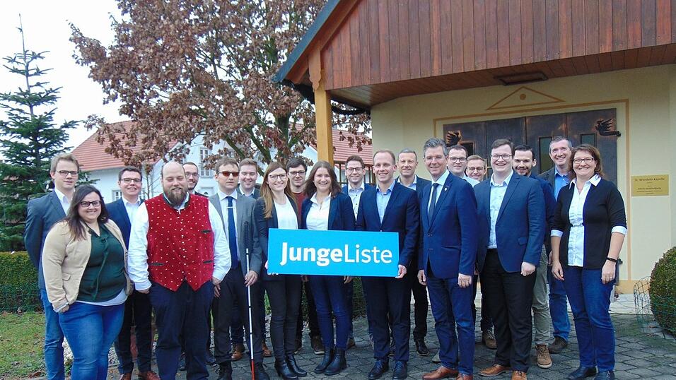 Die gewählten JL-Stadtratskandidaten mit Bürgermeisterkandidat Hans Schmalhofer, JU-Kreisvorsitzenden Thomas Emberger und Julien Pursch, stellvertretender JL-Kreisvorsitzender, vor der Schiltorner Dorfkapelle. Die gewählten JL-Stadtratskandidaten mit Bürgermeisterkandidat Hans Schmalhofer, JU-Kreisvorsitzenden Thomas Emberger und Julien Pursch, stellvertretender JL-Kreisvorsitzender, vor der Schiltorner Dorfkapelle.