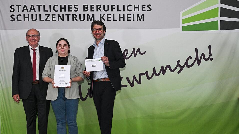 Landrat Martin Neumeyer freut sich zusammen mit Preisträgerin Julia Keil und Schulleiter Hubert Ramesberger (v.l.) über die Verleihung des Staatspreises. Landrat Martin Neumeyer freut sich zusammen mit Preisträgerin Julia Keil und Schulleiter Hubert Ramesberger (v.l.) über die Verleihung des Staatspreises.