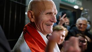 Der Friedensnobelpreisträger Alex Beljazki ist wieder in Freiheit. Der Friedensnobelpreisträger Alex Beljazki ist wieder in Freiheit.