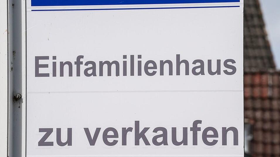 Bei einer Maklerprovision für Einfamilienhäuser gelten andere Regeln als für Mehrfamilienhäuser und Gewerbeimmobilien.