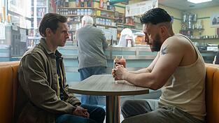 Jamie Bell (links) als Niall und Richard Gadd als Ruben in einer Szene der Miniserie &laquo;Half Man&raquo;. Die sechs Folgen erscheinen w&ouml;chentlich zwischen dem 24. April und 29. Mai bei HBO Max.