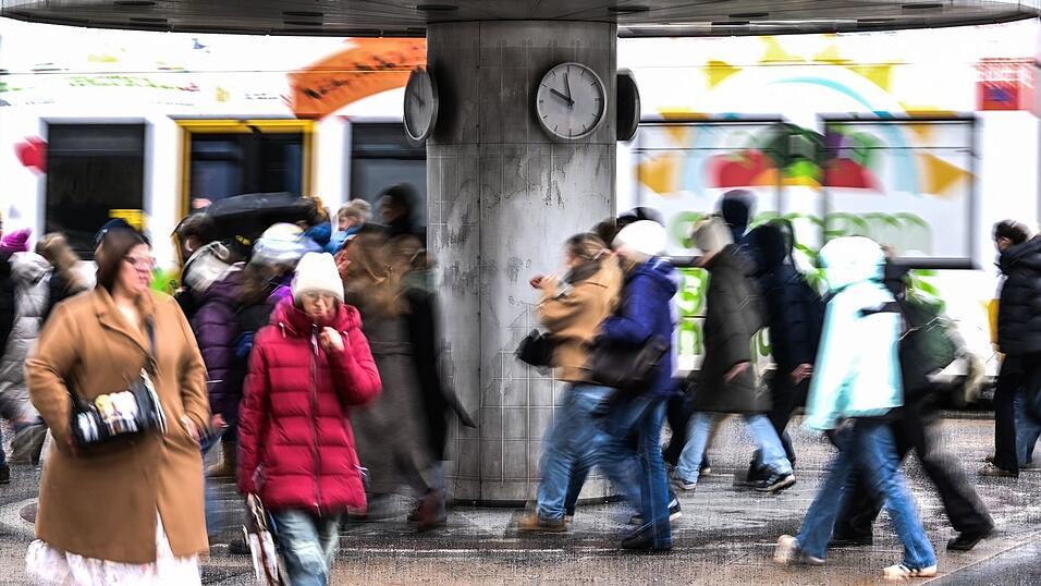 Viele Menschen brauchen soziale Leistungen, die Sozialleistungsquote steigt. (Symbolbild) Viele Menschen brauchen soziale Leistungen, die Sozialleistungsquote steigt. (Symbolbild)