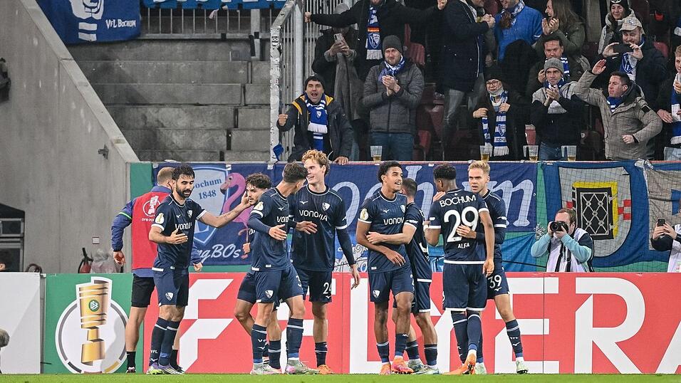 Gerrit Holtmann (l) jubelt mit den Teamkollegen nach seinem Tor.