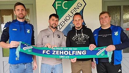 Stefan Binder (l.), Anil Erdal (2.v.l.) und Reinhold Meier (r.) vom FC Zeholfing freuen sich auf die Zusammenarbeit mit dem k&uuml;nftigen Trainer Christian Loidl (2.v.r.).