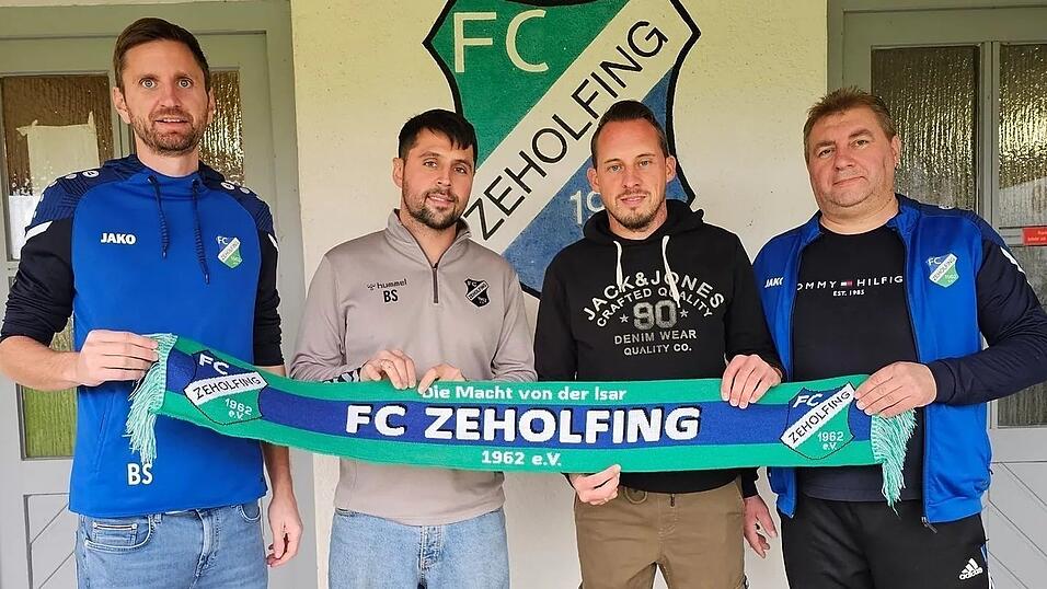 Stefan Binder (l.), Anil Erdal (2.v.l.) und Reinhold Meier (r.) vom FC Zeholfing freuen sich auf die Zusammenarbeit mit dem künftigen Trainer Christian Loidl (2.v.r.).