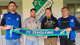Stefan Binder (l.), Anil Erdal (2.v.l.) und Reinhold Meier (r.) vom FC Zeholfing freuen sich auf die Zusammenarbeit mit dem künftigen Trainer Christian Loidl (2.v.r.).
