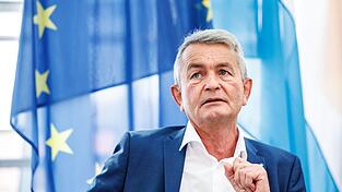 Bertram Brossardt, Hauptgeschäftsführer der bayerischen Metallarbeitgeber, hofft auf einen moderaten Tarifabschluss mit der IG Metall. Der Stellenabbau in der Branche hielt im ersten Halbjahr an. (Archiv) Bertram Brossardt, Hauptgeschäftsführer der bayerischen Metallarbeitgeber, hofft auf einen moderaten Tarifabschluss mit der IG Metall. Der Stellenabbau in der Branche hielt im ersten Halbjahr an. (Archiv)