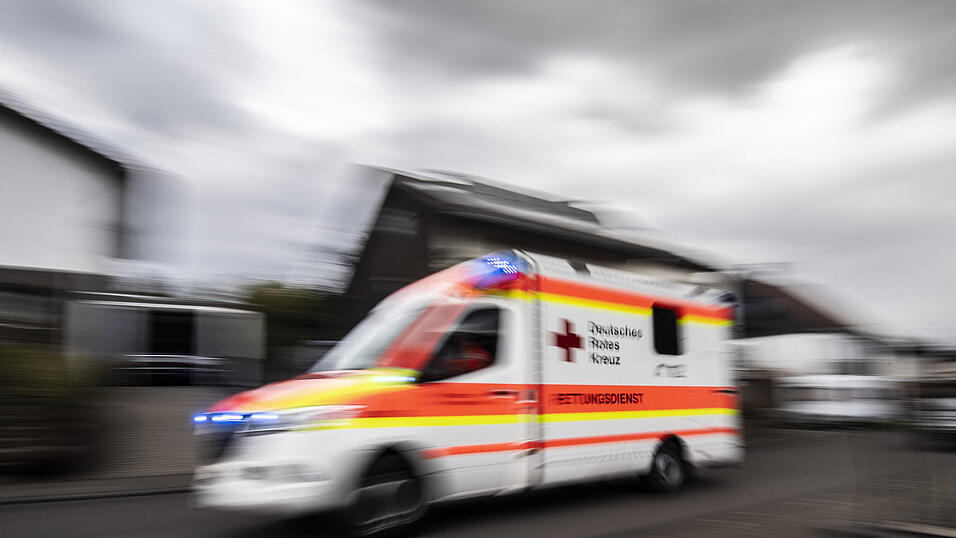 Bei dem Verkehrsunfall auf der B85 bei Regen ist ein Autofahrer verletzt worden. Der Verursacher hat sich jedoch aus dem Staub gemacht. (Symbolbild)