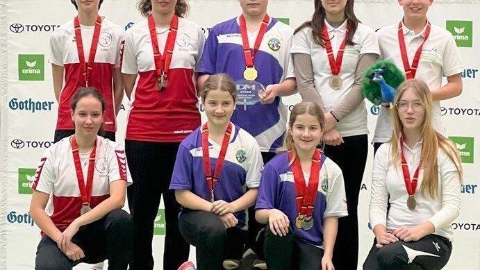 Auch die Schüler:innen A-Mannschaft (rechts) mit Alina Merker (v.l.), Quirin Liebner und Sára Huckova stand als Dritter auf dem Siegerpodest.