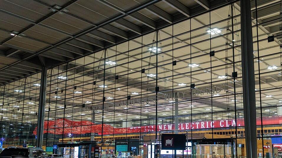 Der Flugverkehr wurde nach der Sichtung für knapp zwei Stunden eingestellt.