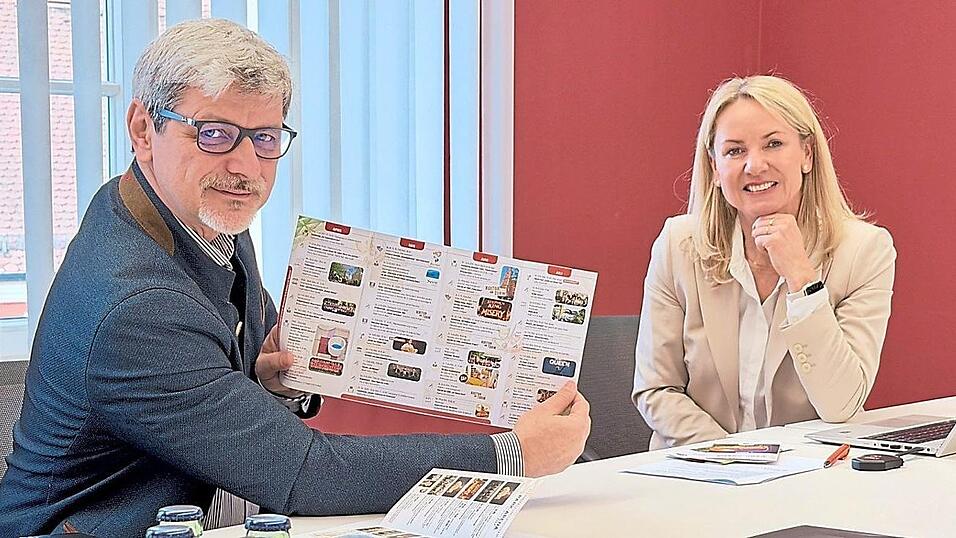 &bdquo;F&uuml;r die Gr&ouml;&szlig;e unserer Stadt sind diese Vielfalt und der Umfang schon au&szlig;ergew&ouml;hnlich&ldquo;: B&uuml;rgermeister Bauer und Kulturamtsleiterin Stelzer pr&auml;sentieren ein proppenvolles Sommerprogramm.