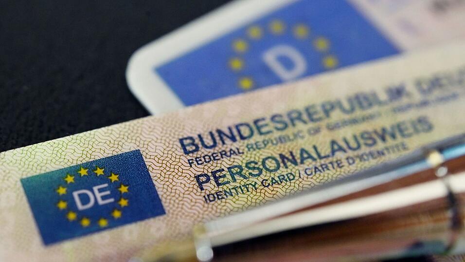 Den Gang zum Amt sollen sich Menschen ab 70 k&uuml;nftig sparen k&ouml;nnen, wenn ihr Ausweis abl&auml;uft. Sie sollen diesen einfach weiternutzen d&uuml;rfen. (Symbolbild)