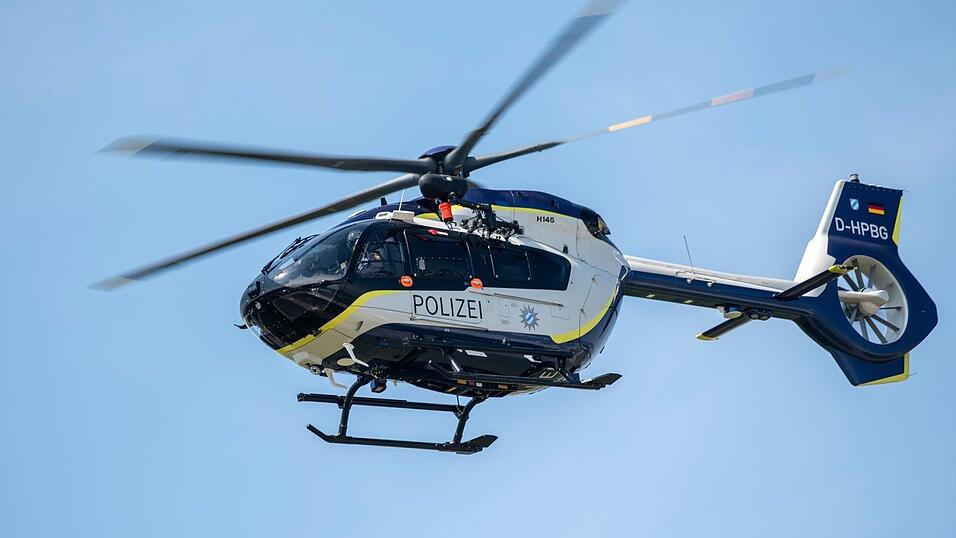 Auch ein Polizeihubschrauber war bei der Suche nach der Familie im Einsatz. (Symbolbild)