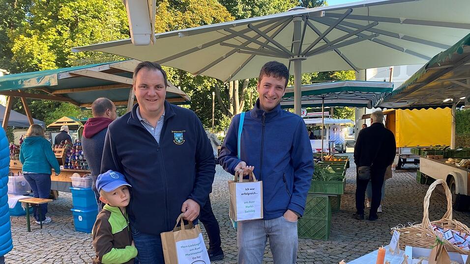 Viele Besucher waen am Samstag zum Marktplatz gekommen. Auch die Vereine beteiligten sich mit Ständen. Viele Besucher waen am Samstag zum Marktplatz gekommen. Auch die Vereine beteiligten sich mit Ständen.