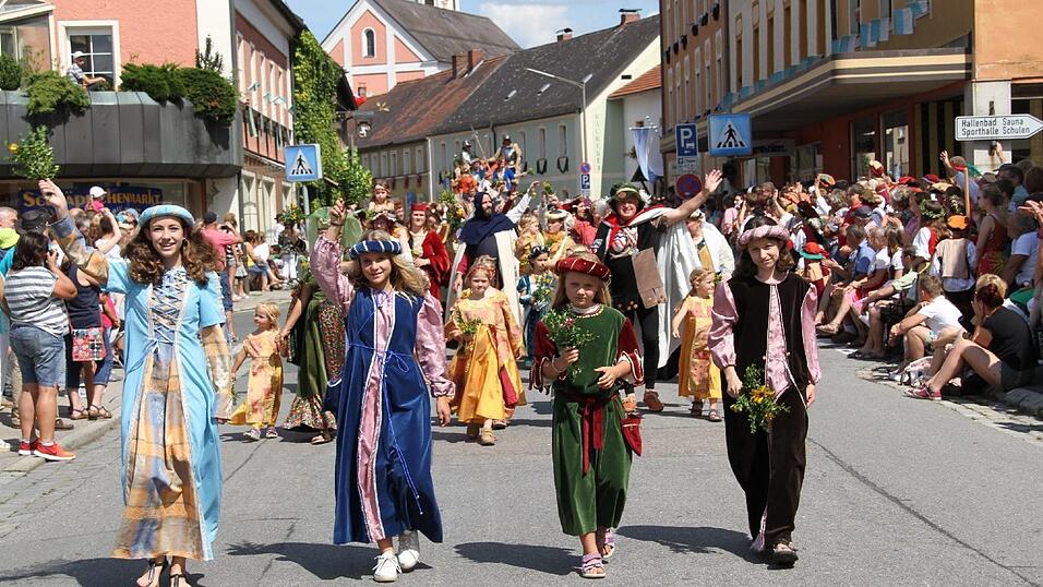Die schönsten Augenblicke des historischen Drachenstich-Festzuges 2016. Die schönsten Augenblicke des historischen Drachenstich-Festzuges 2016.
