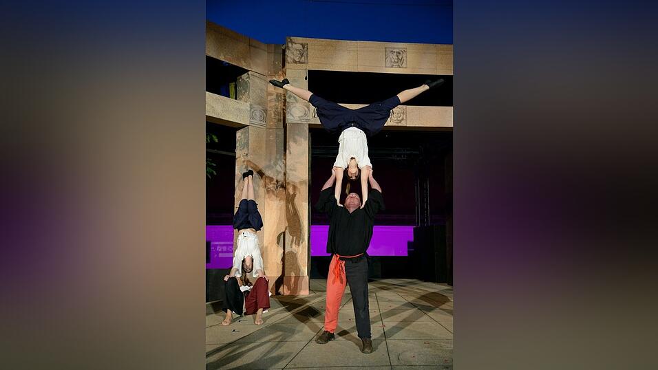 In der Pause hatte die Showtanzgruppe 'Flip Flops' Zeit, ihr ganzes Können zu präsentieren. (Fotos: Ulli Scharrer) In der Pause hatte die Showtanzgruppe 'Flip Flops' Zeit, ihr ganzes Können zu präsentieren. (Fotos: Ulli Scharrer)