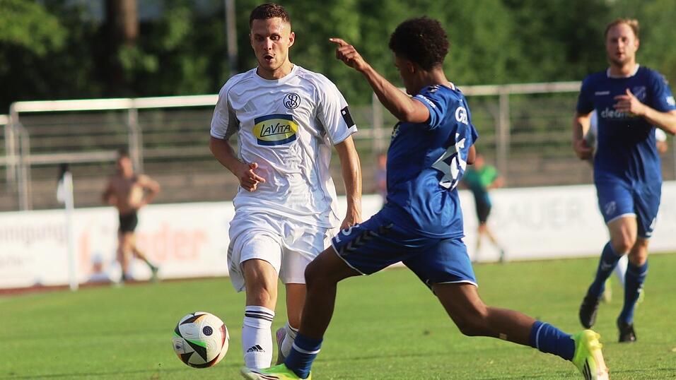 Zur Stelle: Landshuts Spielertrainer Sebastian Maier (links) sorgte mit einem feinen Distanzschuss für die Entscheidung im wie erwartet unbequemen Auswärtsspiel beim TSV 1874 Kottern. Zur Stelle: Landshuts Spielertrainer Sebastian Maier (links) sorgte mit einem feinen Distanzschuss für die Entscheidung im wie erwartet unbequemen Auswärtsspiel beim TSV 1874 Kottern.