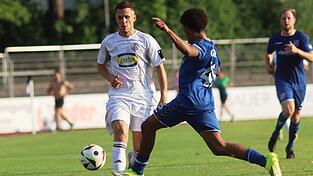 Zur Stelle: Landshuts Spielertrainer Sebastian Maier (links) sorgte mit einem feinen Distanzschuss für die Entscheidung im wie erwartet unbequemen Auswärtsspiel beim TSV 1874 Kottern. Zur Stelle: Landshuts Spielertrainer Sebastian Maier (links) sorgte mit einem feinen Distanzschuss für die Entscheidung im wie erwartet unbequemen Auswärtsspiel beim TSV 1874 Kottern.