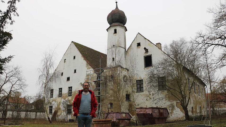 Michael Buschheuer vor seinem Schloss Grafentraubach. Als Schlossbesitzer m&ouml;chte er sich noch nicht bezeichnen, das komme erst infrage, wenn er mit der Sanierung fertig ist.