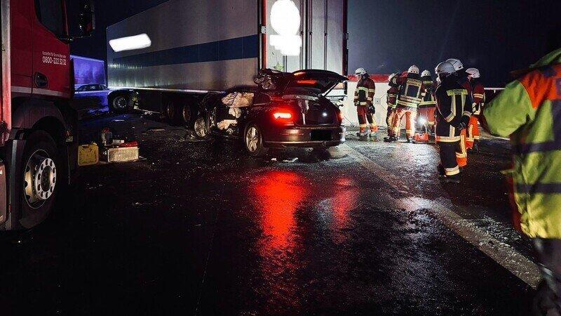 Bei dem Unfall verstarben die beiden Insassen des Autos.&nbsp;