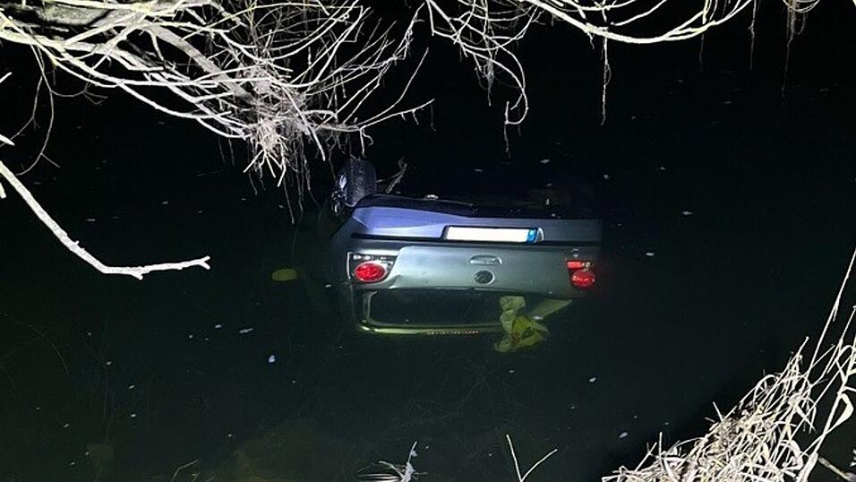 Die vier jungen Menschen kamen leicht verletzt ins Krankenhaus.