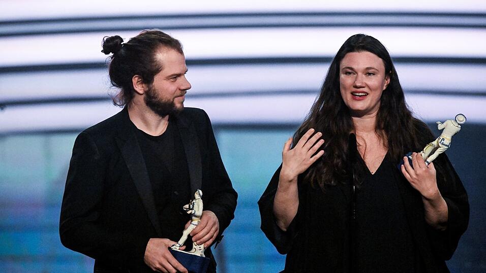 Privat und beruflich ein Paar: Für den Film «In die Sonne schauen» bekam Mascha Schilinski den Regiepreis und Fabian Gamper den Preis für Bildgestaltung. Privat und beruflich ein Paar: Für den Film «In die Sonne schauen» bekam Mascha Schilinski den Regiepreis und Fabian Gamper den Preis für Bildgestaltung.