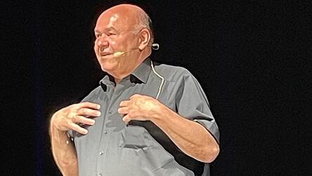 Toni Lauerer machte sich in Landau übers Älter werden lustig. Toni Lauerer machte sich in Landau übers Älter werden lustig.