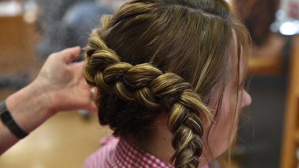 Das überschüssige Haar in der Hand flechten Sie gewöhnlich zu einem Zopf. Das überschüssige Haar in der Hand flechten Sie gewöhnlich zu einem Zopf.