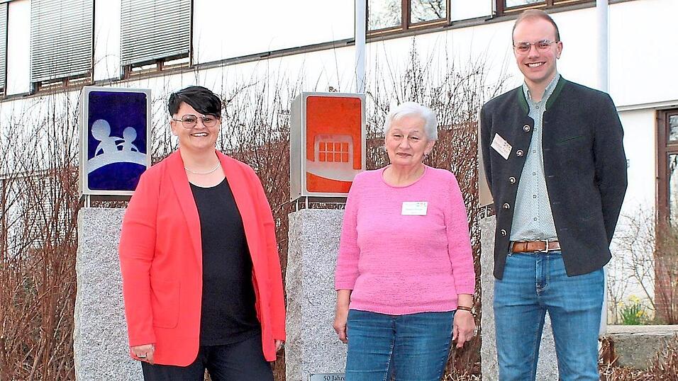 Schulleiterin Sabine Schmid (l.) sowie Fördervereins-Vorsitzender Christian Fischl und Beisitzerin Beate Bauer freuen sich schon jetzt auf viele bekannte Gesichter. Schulleiterin Sabine Schmid (l.) sowie Fördervereins-Vorsitzender Christian Fischl und Beisitzerin Beate Bauer freuen sich schon jetzt auf viele bekannte Gesichter.