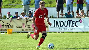Sebastian Niedermayer war Schütze des goldenen Tores für die SpVgg Plattling beim 1:0-Erfolg beim Vizemeister TV Schierling.