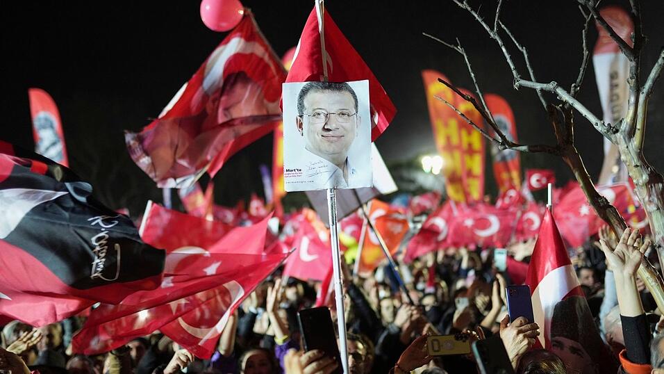 Nachdem der Istanbuler Bürgermeister Ekrem Imamoglu verhaftet und abgesetzt wurde, brach in der Türkei eine große Protestwelle aus. (Archivbild) Nachdem der Istanbuler Bürgermeister Ekrem Imamoglu verhaftet und abgesetzt wurde, brach in der Türkei eine große Protestwelle aus. (Archivbild)